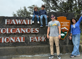 Image: A family at the entrance to Hawaii-Volcanoes National Park