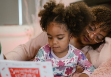 Summer Reading: 9 Programs Make Reading Fun This Summer Image: A mom shares a book with her daughter