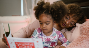 Image: A mom shares a book with her daughter