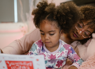 Image: A mom shares a book with her daughter