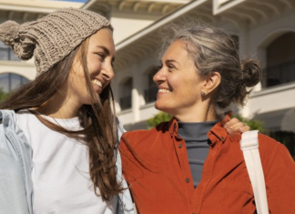 Image: A mom with her teenaged daughter