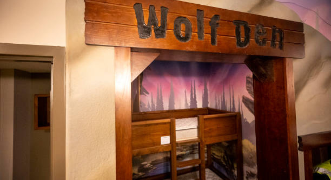 Image: The Wolf Den suite with bunk beds at Great Wolf Lodge