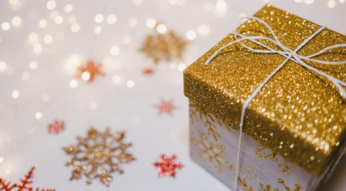 Image: A glittery holiday gift box