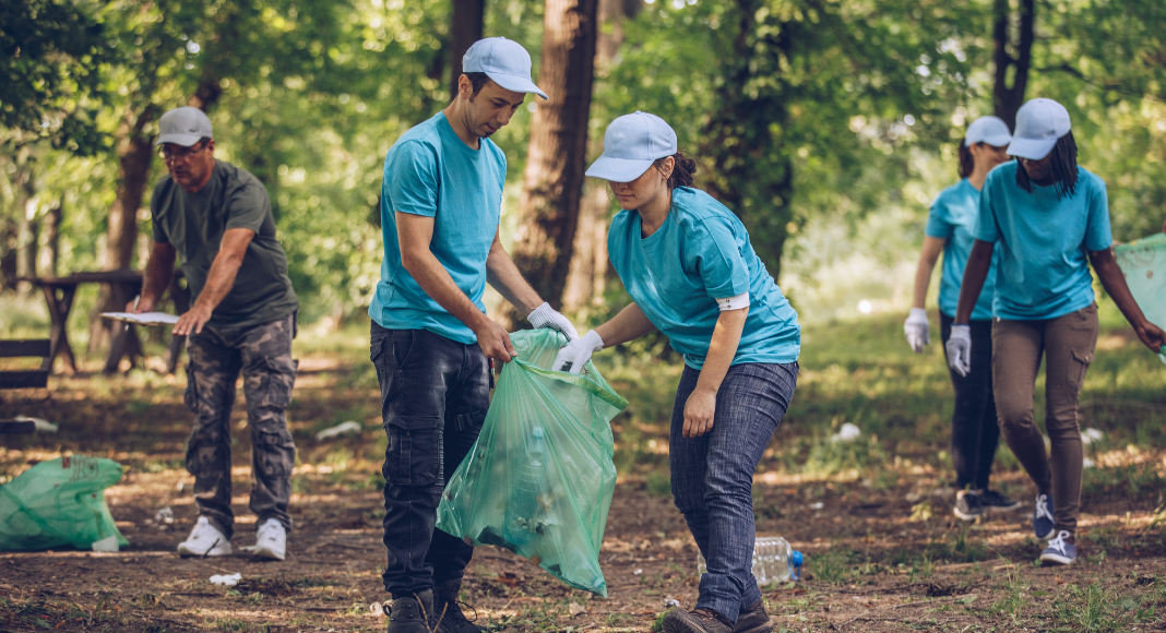 Image: Volunteers cleaning up trash