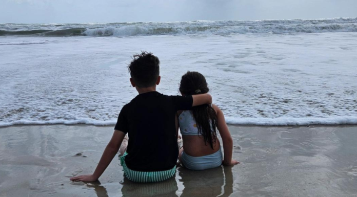 Image: Kids sitting on the beach