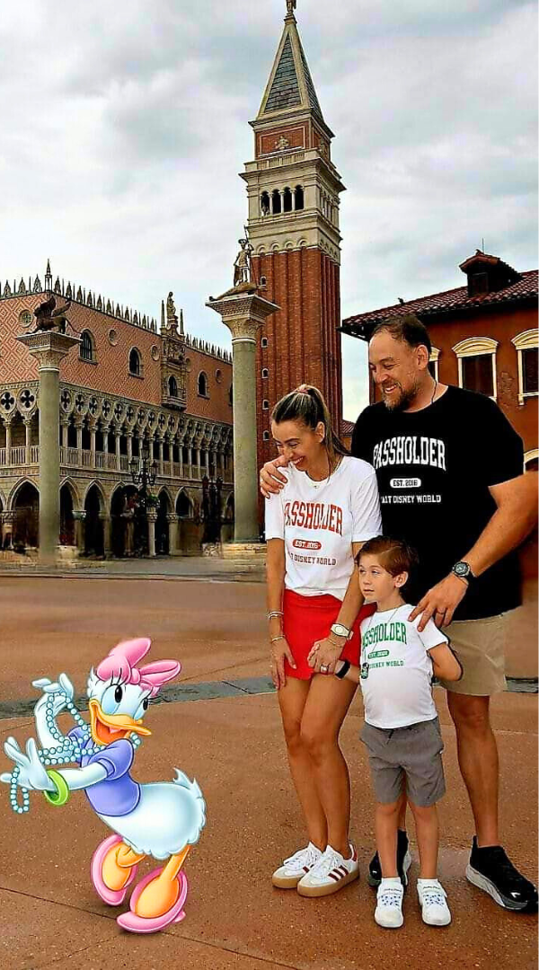 Image: A family photo with Daisy Duck