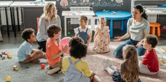 Image: Teachers sit in a circle with their students