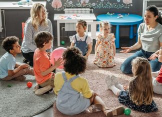 Image: Teachers sit in a circle with their students