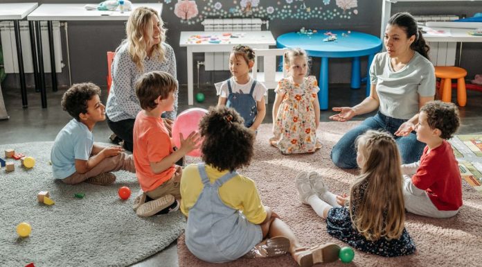 Image: Teachers sit in a circle with their students