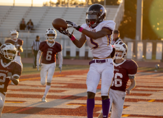 Image: A high school football player catches a touchdown