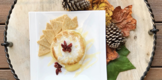 Image: A baked brie wheel with crackers