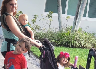 Image: A mom out for a walk with 4 kids