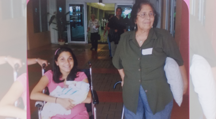 Image: A new mom leaving the hospital with her newborn