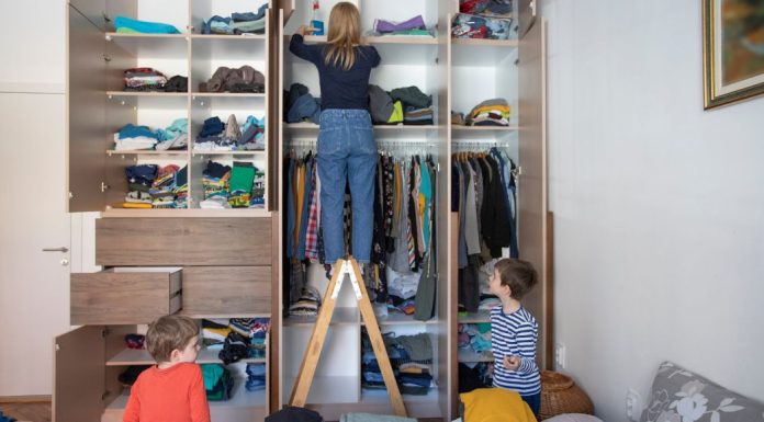 Image: A mom organizes a room while her children play
