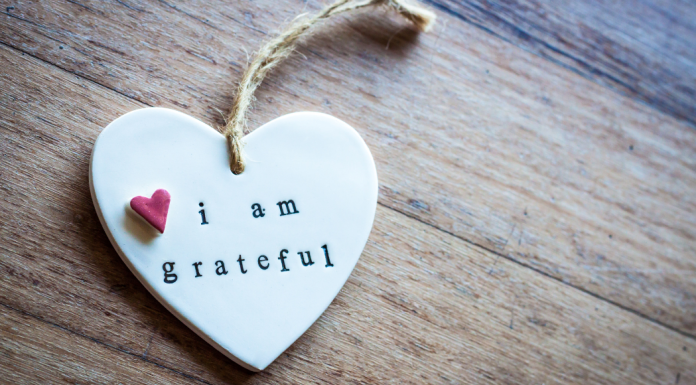 A ceramic heart ornament that reads, "I am grateful"