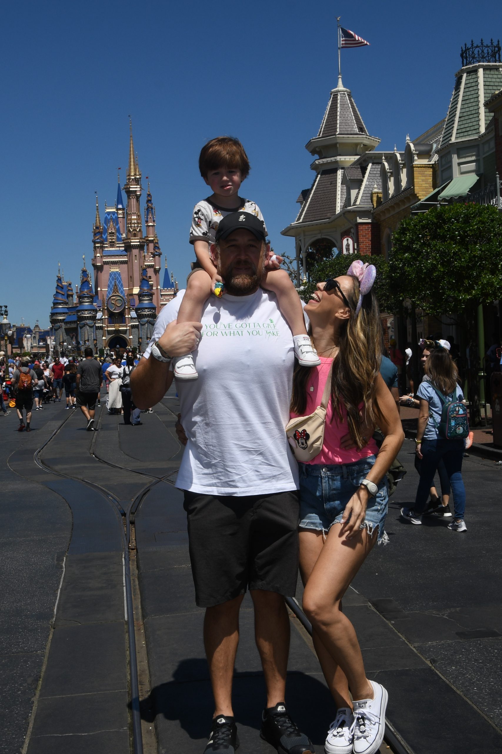 DISNEY HACKS, TIPS AND IDEAS FOR SUMMER. - SANDRA JACQUEMIN A family poses for a picture