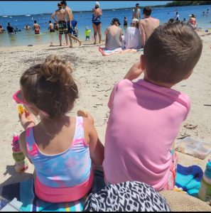 Image: Two kids at the beach