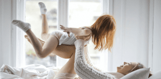 Image: A mom playing with her daughter