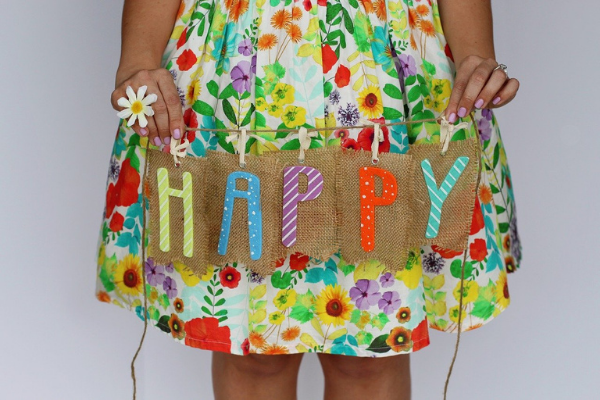 A little girl holding a sign that says "Happy" (Jessica Alvarez-Ducos Contributor Miami Mom Collective)