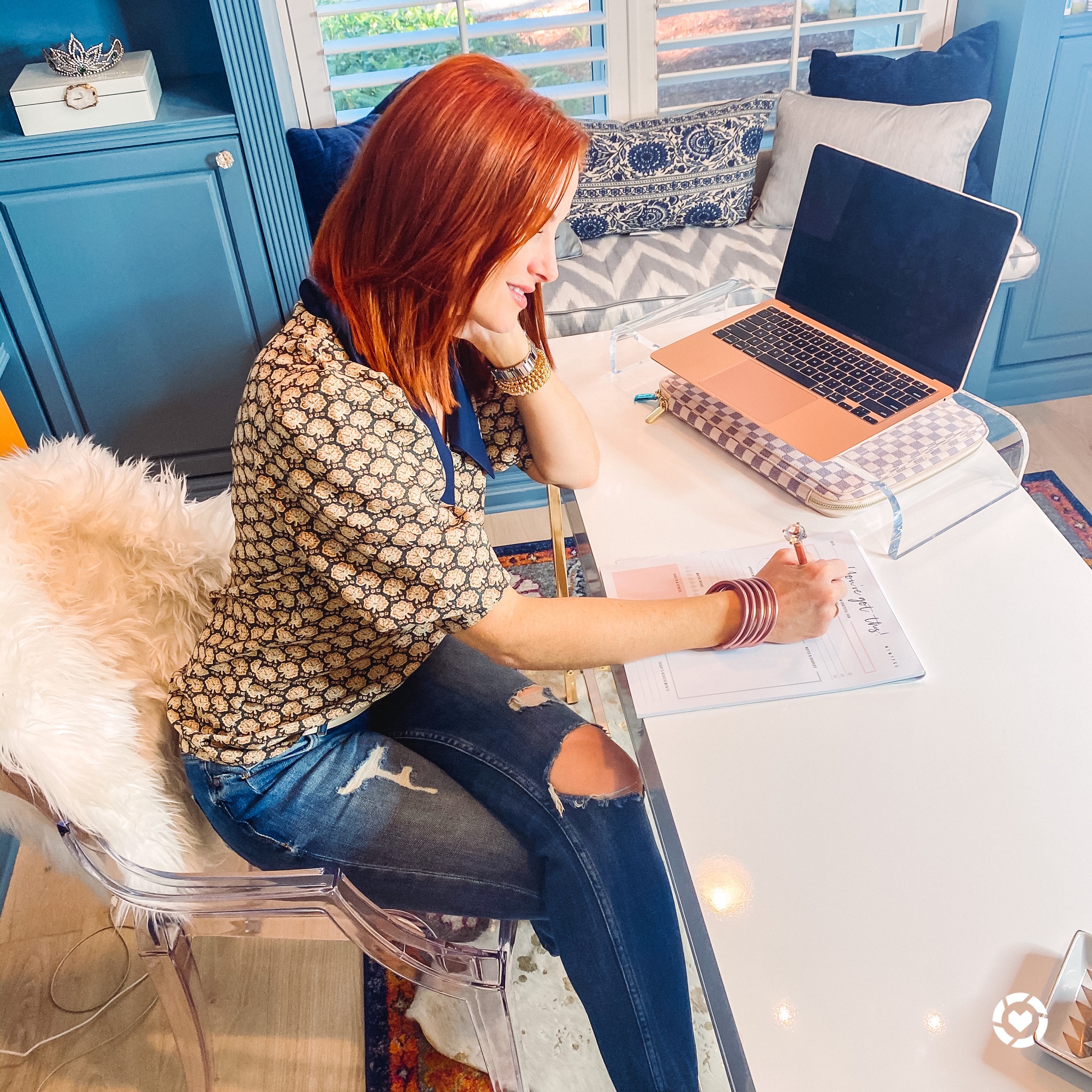 Dacia working at her desk (Steps for Creating Vision and Clarity for the New Year Dacia Wiegandt Contributor Miami Mom Collective)