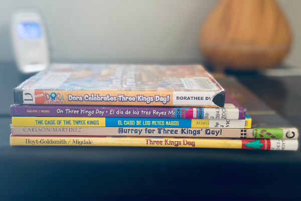 Image: A stack of children's books about Three Kings Day