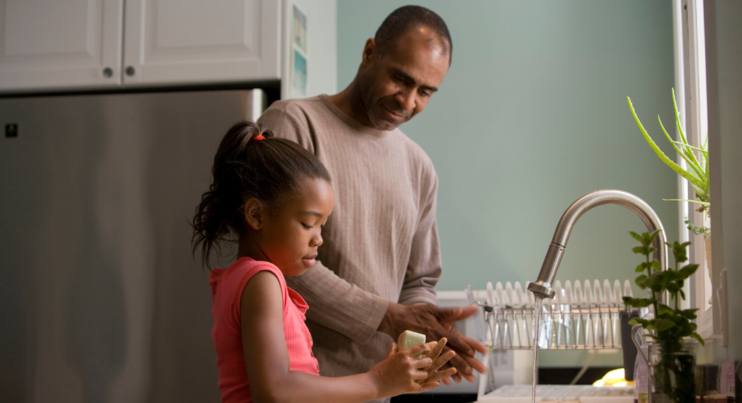 Los 7 errores más comunes del lavado de manos que pueden costar la vida de nuestros seres amados Handwashing: Seven Common Mistakes People Make Marielena Aguilar Contributor Miami Moms Blog