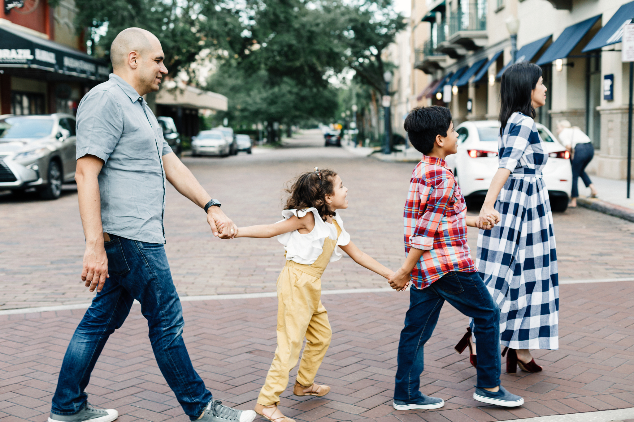 Family Walking Leading Mom Maternidad Emprendimiento Sobre los límites entre la maternidad y el emprendimiento Macy Calder Contritubor Miami Moms Blog