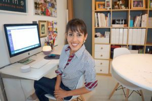 mama trabajando desde la casa en computadora