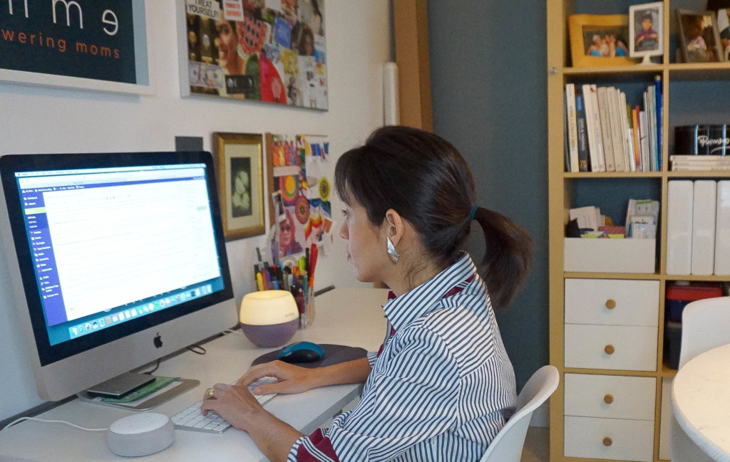 mama trabajando desde la casa