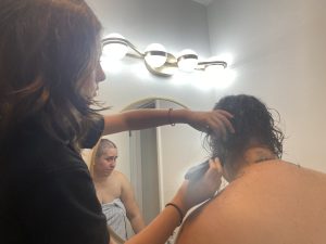 Image: A teenager shaves her mother's head