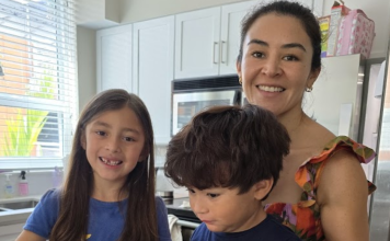 La añoranza al criar lejos de casa Image: A candid photo of a mother in the kitchen with her children