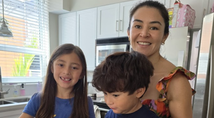La añoranza al criar lejos de casa Image: A candid photo of a mother in the kitchen with her children